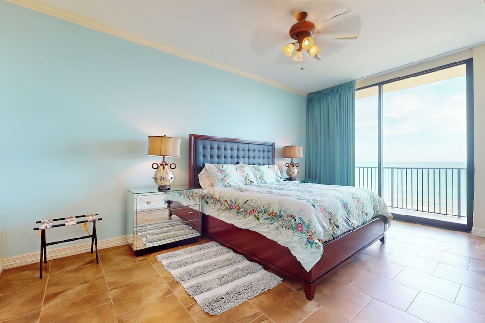 3BR Gulf View Pentouse w/ Pool - Steps to Shore