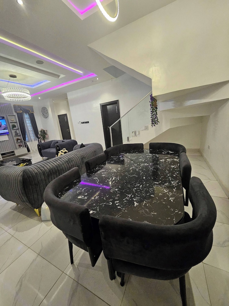 Luxury 5 Bedrooms Duplex With Swimming Pool