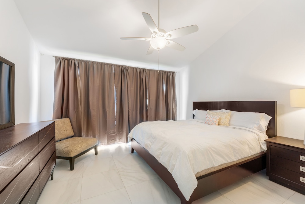 Perfectly Located in the Heart of Seven Mile Beach by Redawning view 3