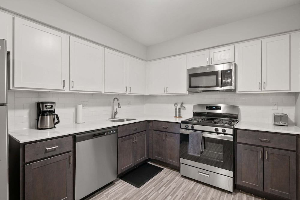 Spacious 2BR 2BA City Haven