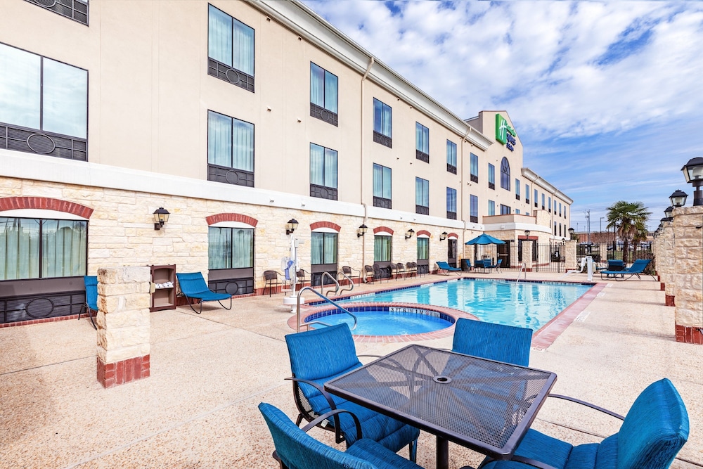 Holiday Inn Express & Suites Floresville by IHG