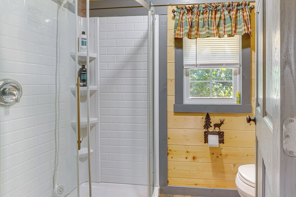 Charming Couples Cabin on 40 Acres in Zanesville