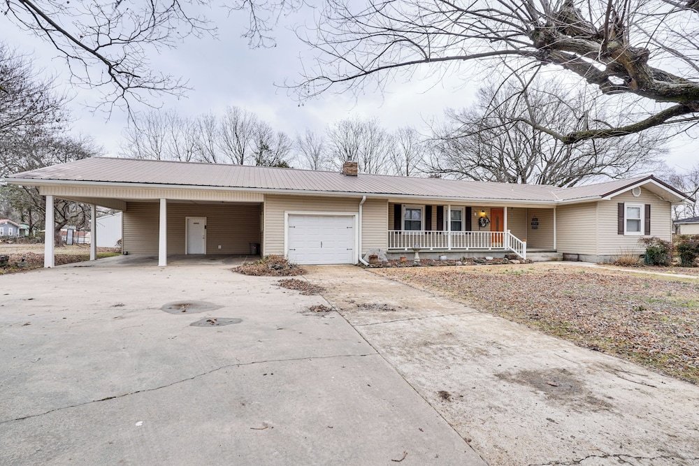 < 1 Mi to Main St Berryville: Spacious Family Home