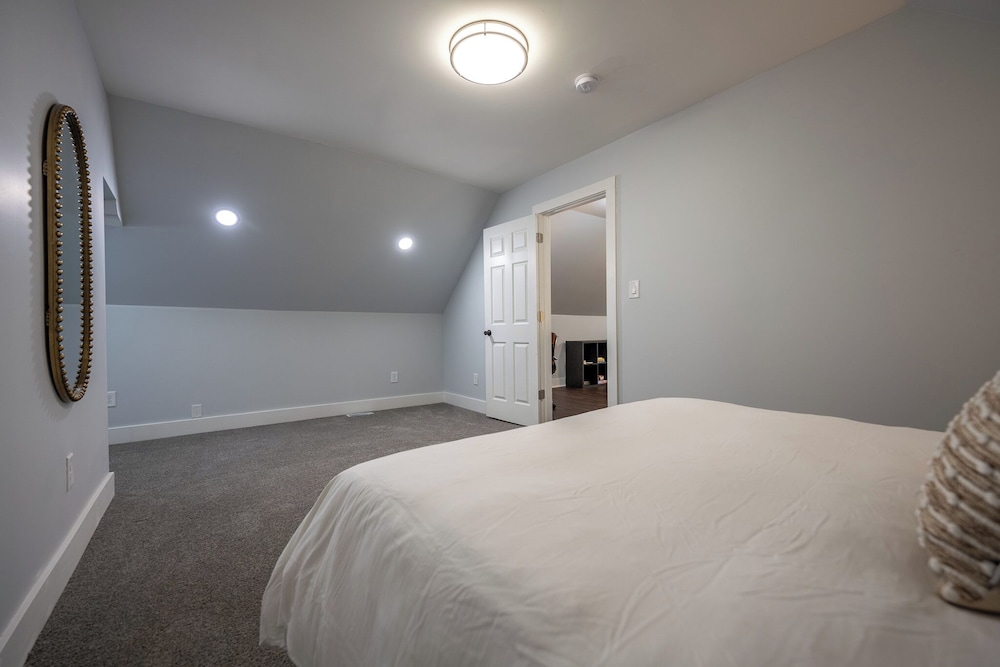 Spacious 5-Bedroom Blue Bungalow