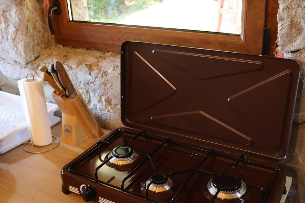 Charming 2bed Cottage in Carasova, Banat Mountains view 2