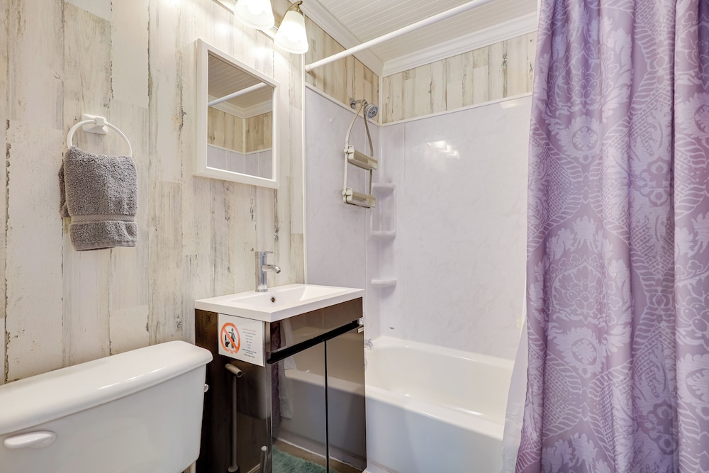 Shared Pool & Backyard: Small & Cozy Guest House