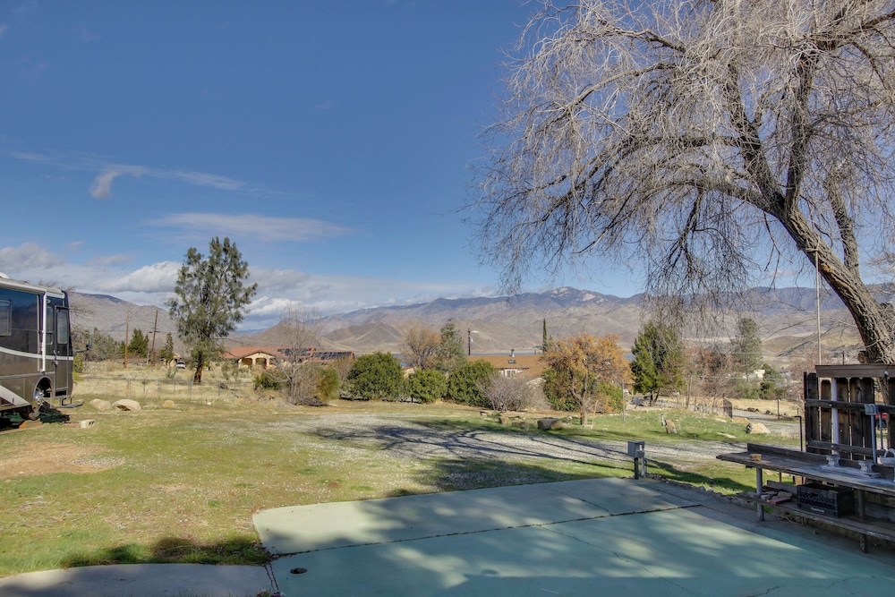 Lake & Mountain Views: Cozy California Stay