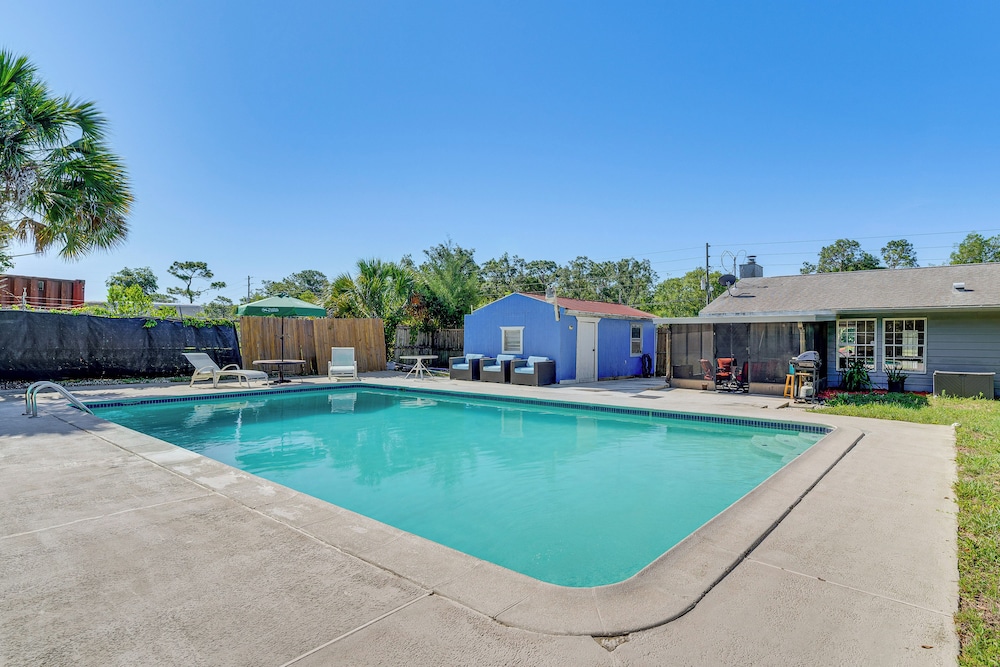 2 Mi to Manatees: Homosassa Home w/ Lanai!