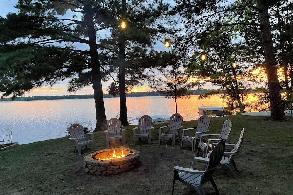 Family Retreat on Cross Lake: Boat, Swim & Relax!