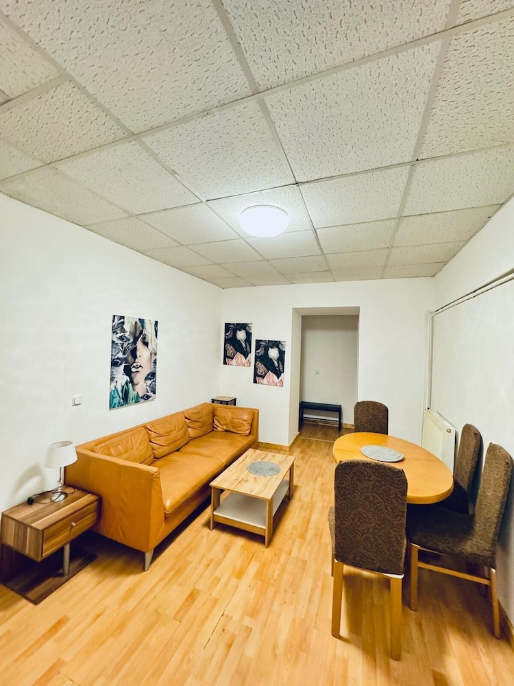 Cityside Two Bedroom Apt Budget Stay