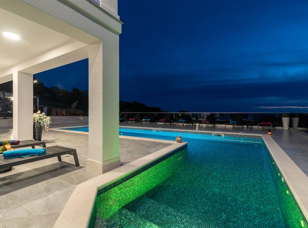Luminous Infinity Villa With Pool and Gym