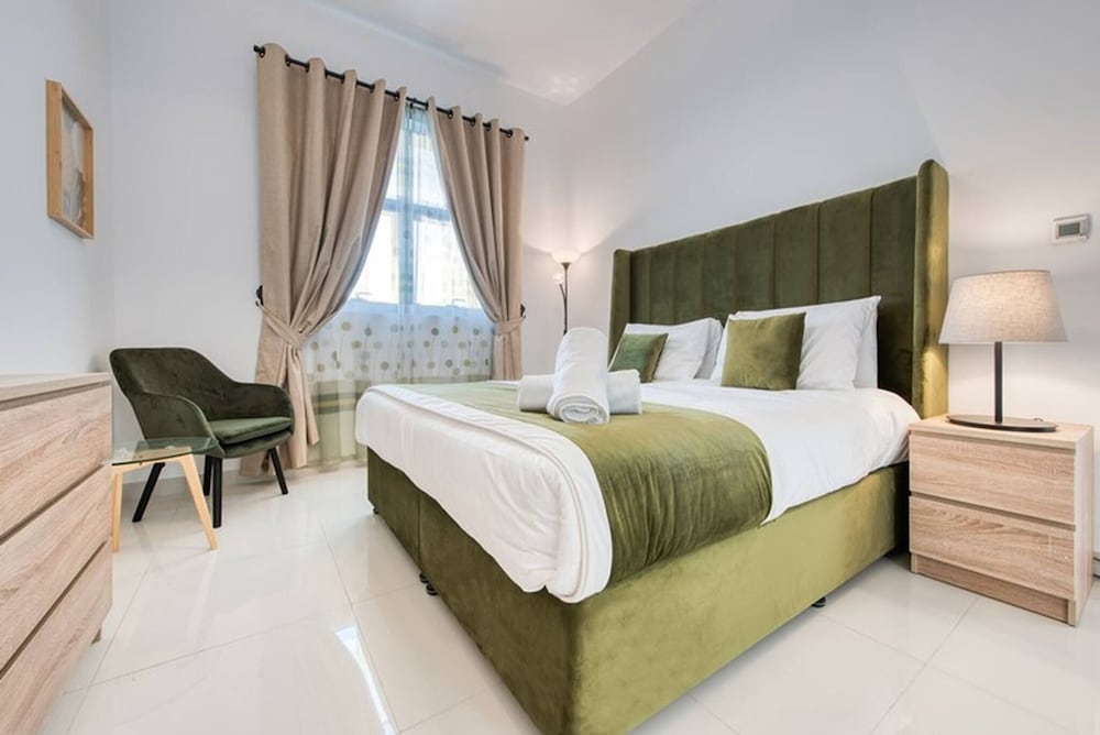 Dezire Beautiful Spacious Brand New With Balcony