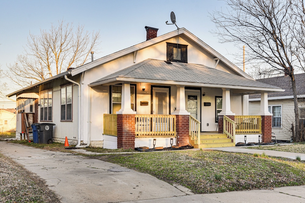 1 Mi to Tulsa Arts District: Updated Home w/ Deck!