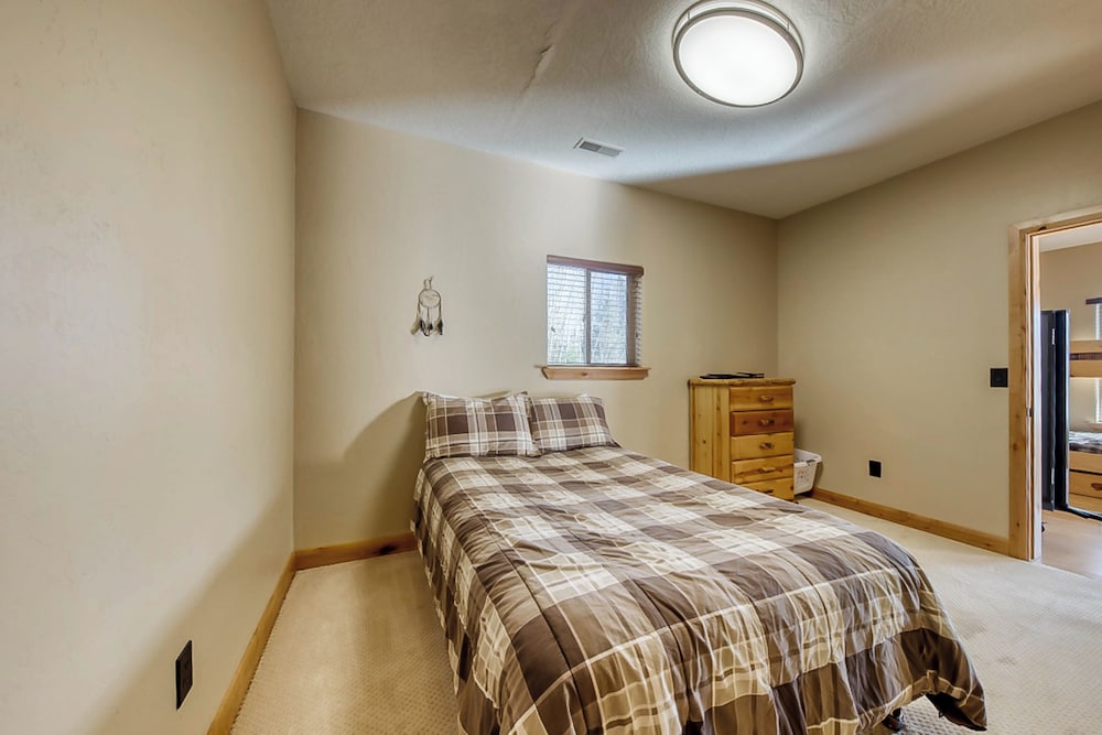 Cozy 4BR Mountain View Fireplace Deck