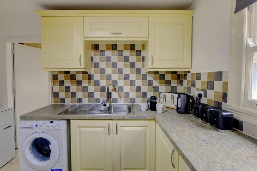 2 Bed Flat - Sleeps 5 - Pets - Parking - Wifi