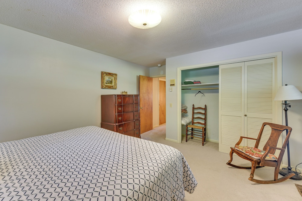 On Lake Tillery: Spacious Home w/ Screened Porch!