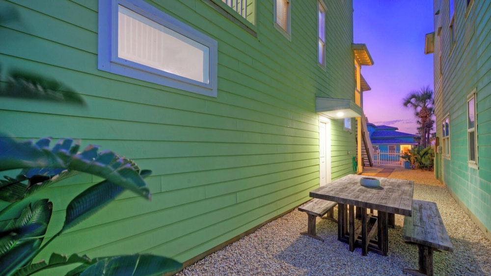 Walk to the Beach Ocean Views, Balcony Dining & Open Living Beachview 54 by Avantstay