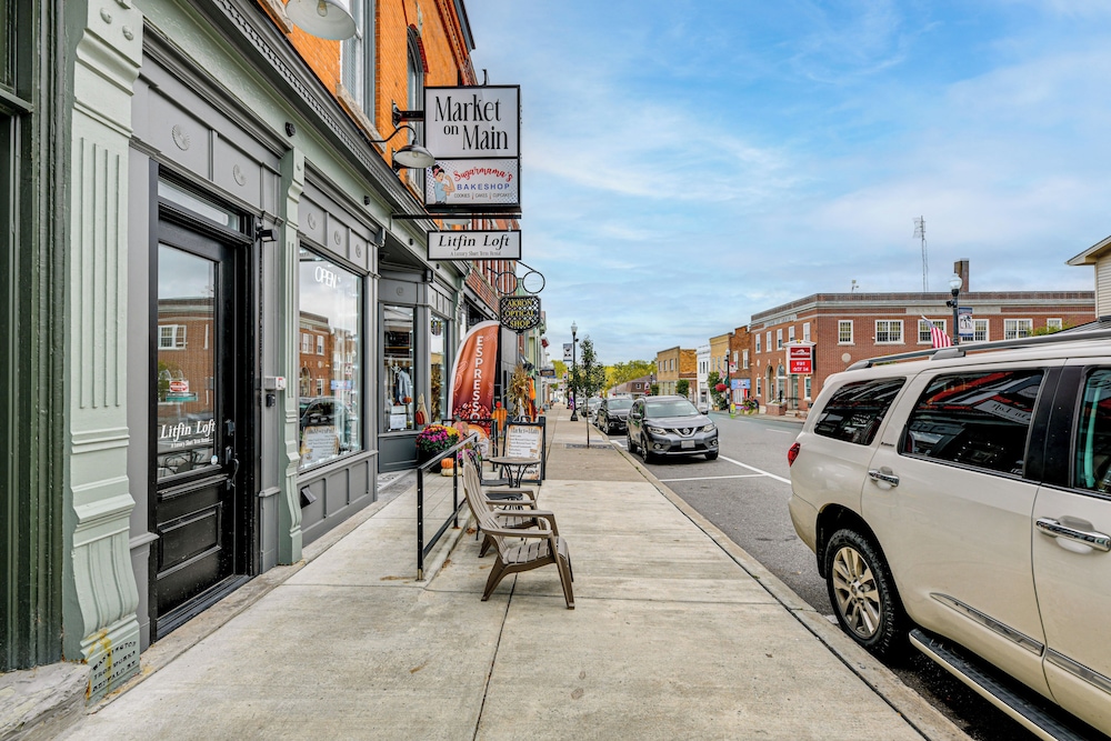 Luxurious 'litfin Loft' - Walk to Main St Akron