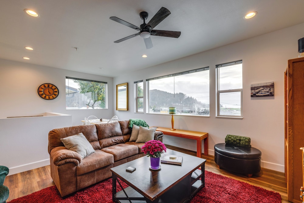 Walk to Marina: Tillamook Bay Apt w/ Water Views!