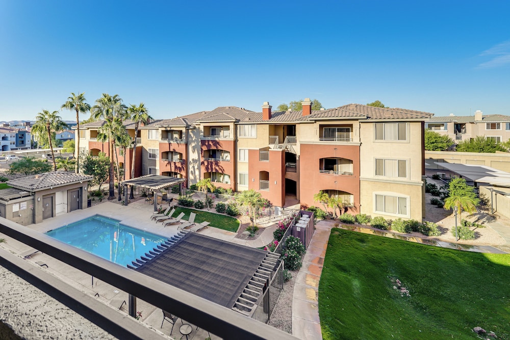 Walk to Papago Park: Condo in Phoenix