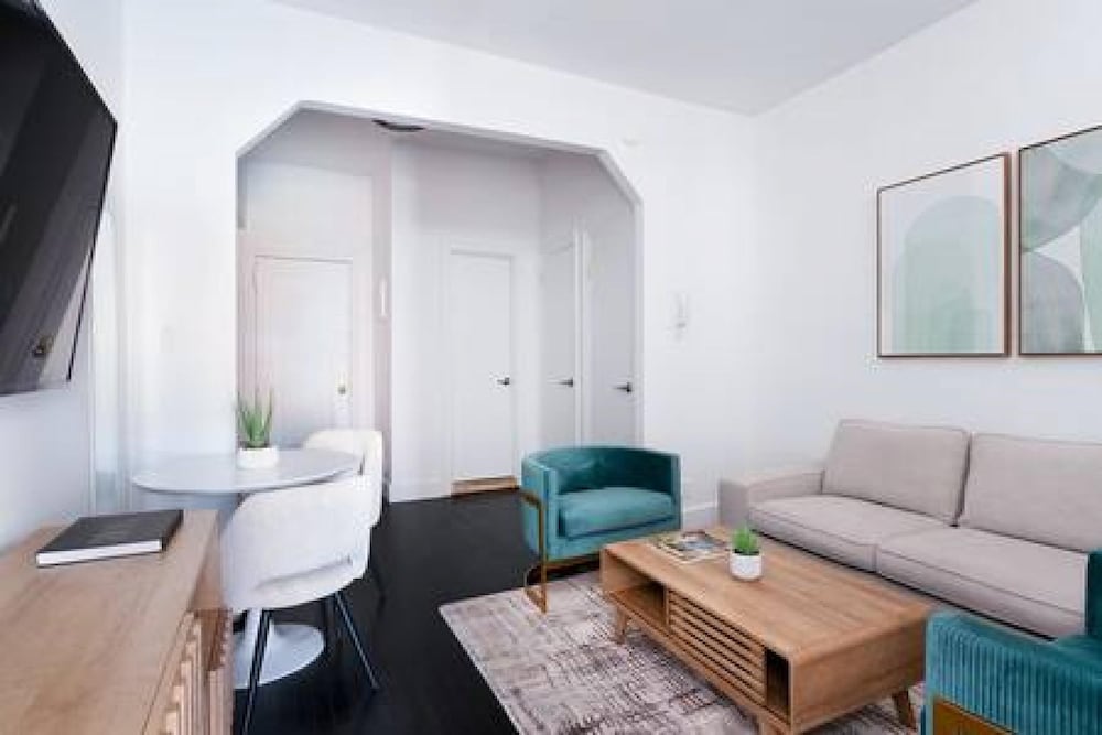 444-4c Newly Renovated Studio in Hell s Kitchen