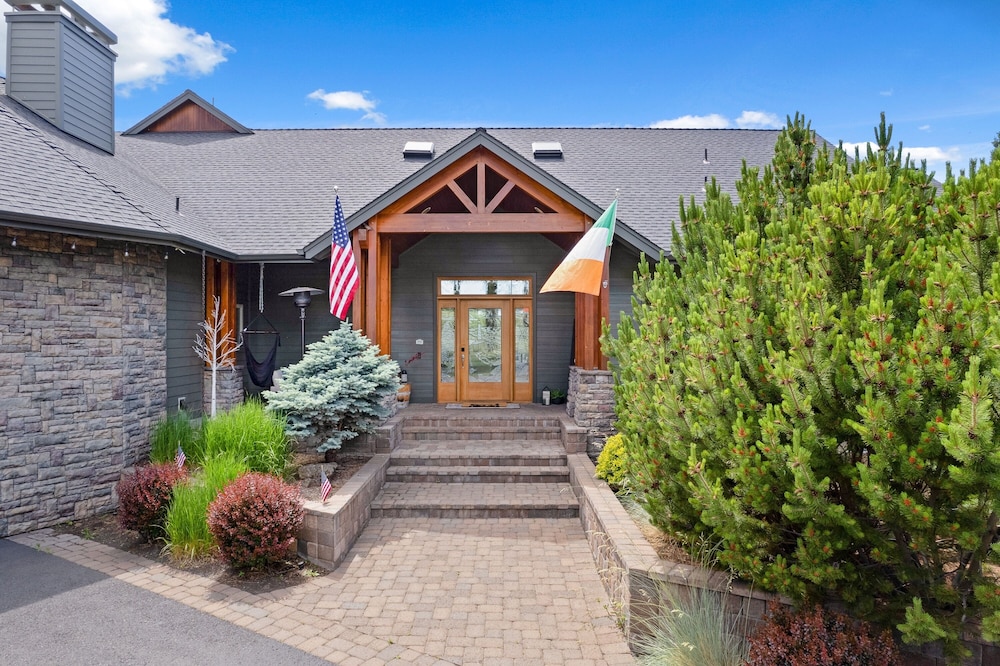 Family-Friendly Dara Oaks Home with Private Hot Tub and BBQ on the Deck by RedAwning