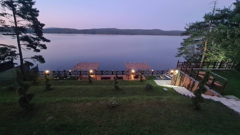 Villa Iskar Lake Residence