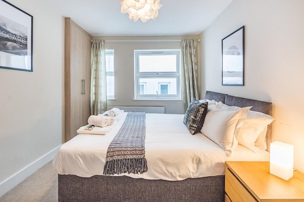 Luxurious Modern One Bedroom Apartment view 5