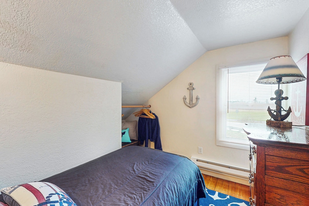 3 BR Cozy Cottage: w/ Hot Tub & Wifi