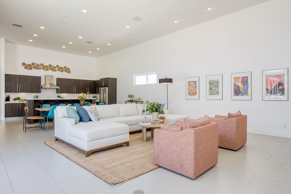 Polo Villa 1 by Avantstay Features Expansive Putting Green Pool Spa Outdoor Firepit 260-322 5 Bedrooms