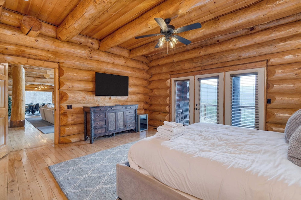 Pinnacle Chalet by Avantstay Luxury Cabin w/ Panoramic Views, Fireplace & Game Room