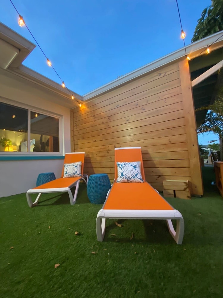 Tropical Oasis With Hot Tub in Treasure Island