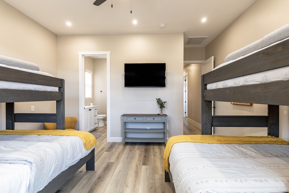 Sunshine Retreat 2 Bedroom Home by RedAwning view 5