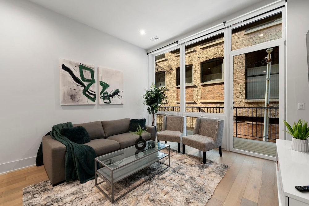 Chic 2BR 2BA Condo w Balcony - River North Chicago