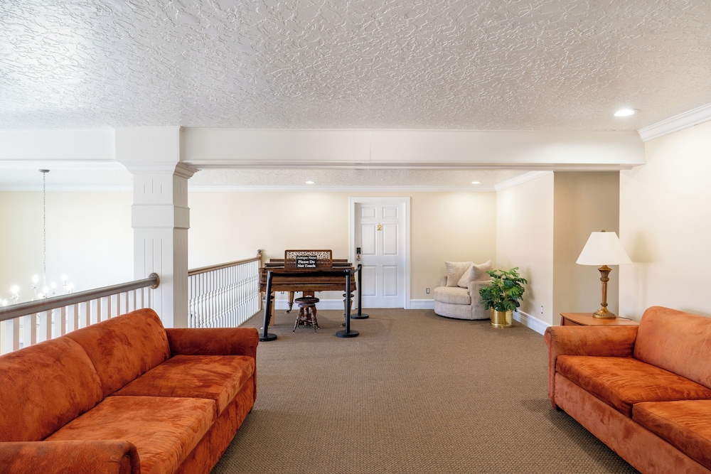 Road Creek Inn