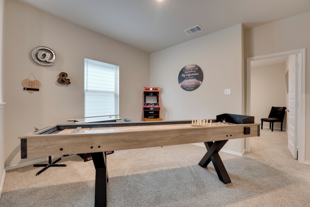 6 Mi to Lackland Afb: Hot Tub, Pool & Game Room!