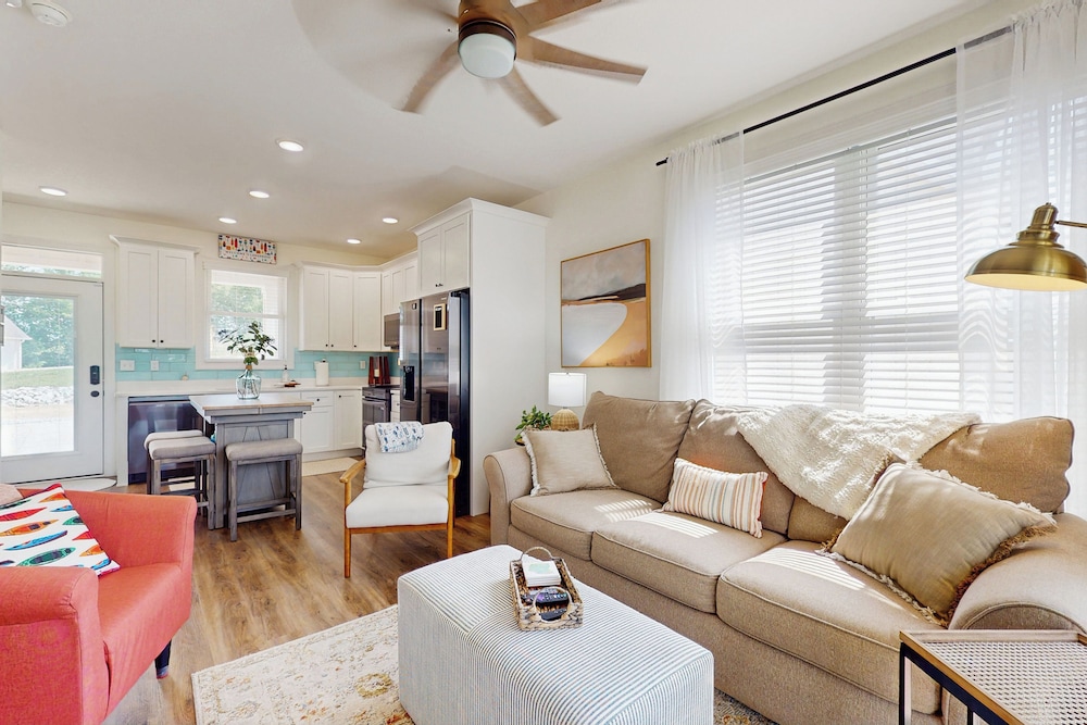 3 BR Home w/ Decks & Lake Views!
