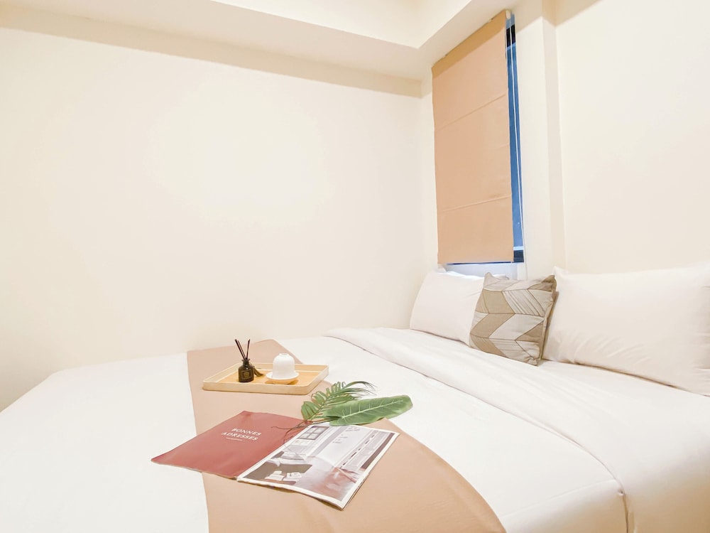 Warm And Cozy 1Br With Makeup Room At Meikarta Apartment