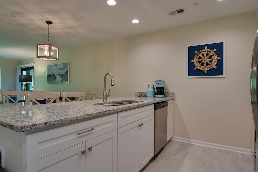 Spacious Condo in the Heart of Hilton Head view 3