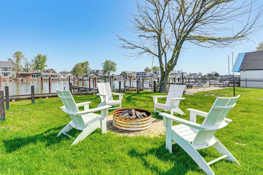 4 Boat Slips: Getaway on Mouth of Clinton River!