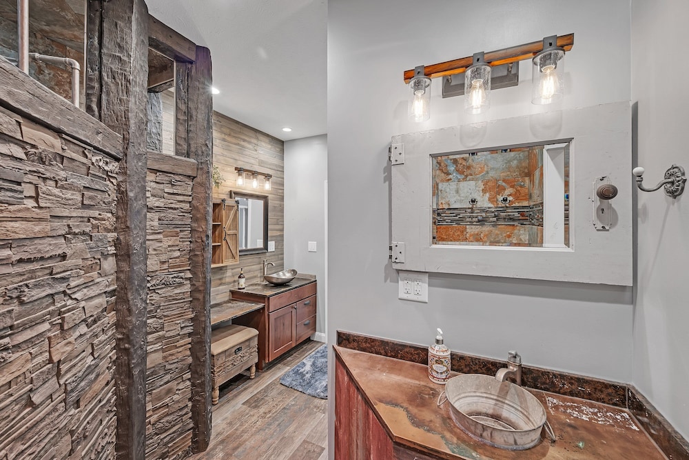Lakeside Retreat With Hot Tub & Game Room 3 Bedroom Home