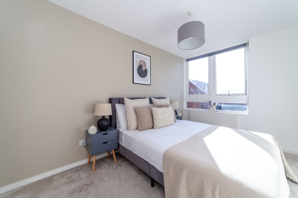 High-End 2 Bed Flat near Westfield London