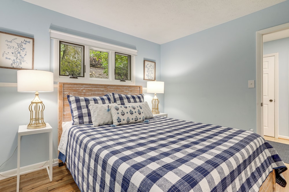 Walk to Slopes: Wintergreen Resort Condo w/ Pool