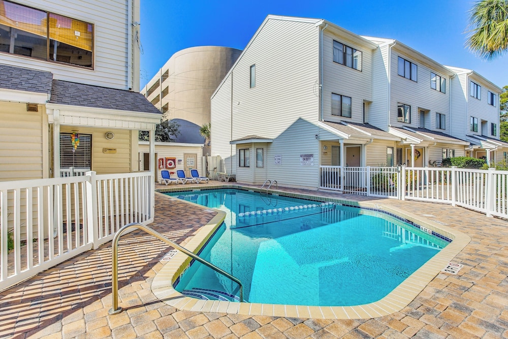 Walk to Ocean: Myrtle Beach Townhome w/ Patio