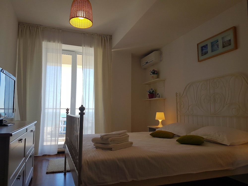 Apartment Summerland Mamaia view 3