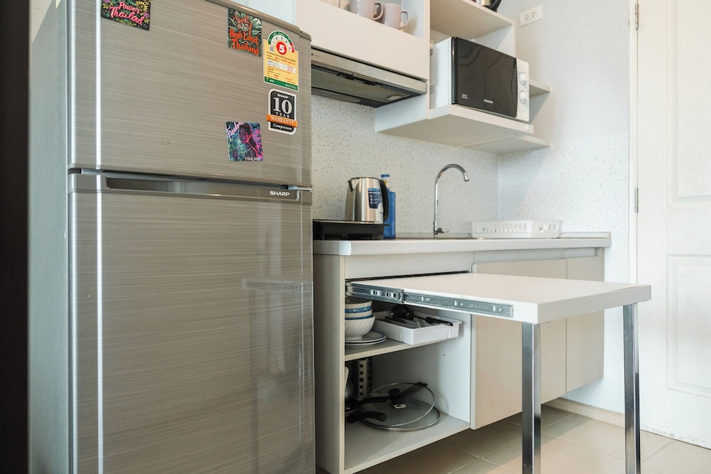Chic Condo Near Shops & Nightlife C203