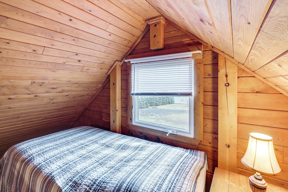 All-season Long Lake Base Camp! Family Cabin