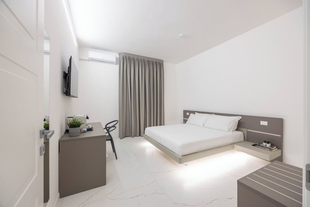 Excelsior Station Suite