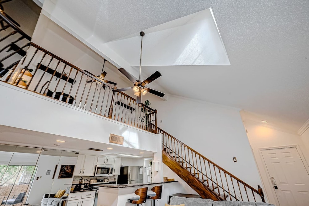 Upscale 1BR Condo in Med Center