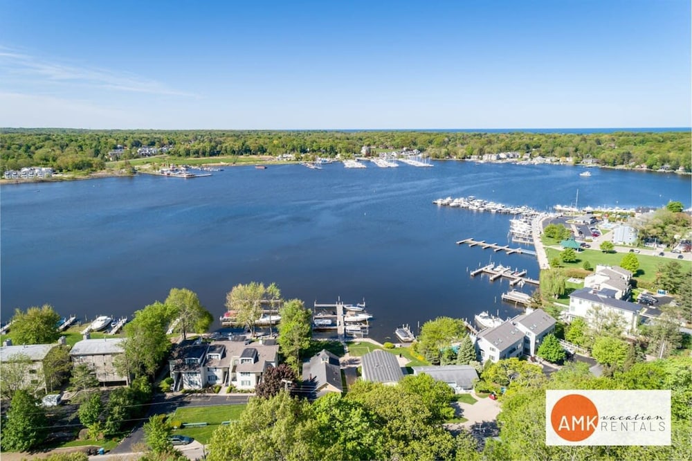 Charming Bayview - Downtown Condo With Pool